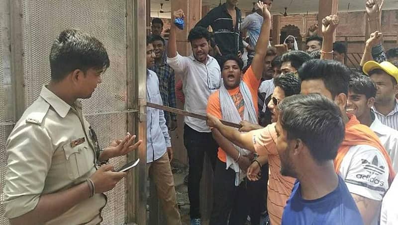 ವಿಎಚ್ಪಿ ಕಾರ್ಯಕರ್ತರಿಂದ ತಾಜ್ ಮಹಲ್ ಪಶ್ಚಿಮ ದ್ವಾರ ದ್ವಂಸ