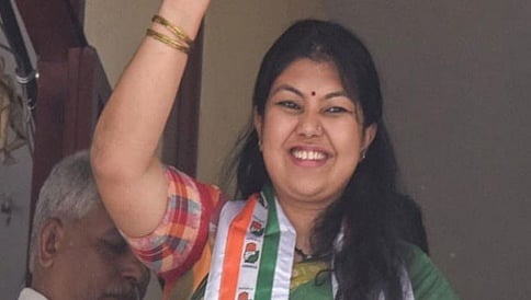 ಕಾಂಗ್ರೆಸ್ ಅಭ್ಯರ್ಥಿ ಸೌಮ್ಯಾ ರೆಡ್ಡಿಗೆ 'ಜಯ'ಮಾಲೆ