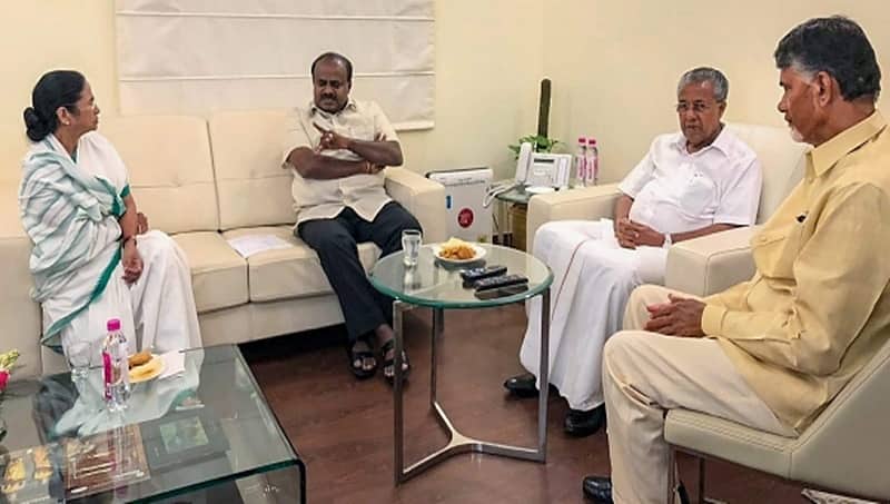 ಕೇಜ್ರಿವಾಲ್ ಭೇಟಿಗೆ ಅವಕಾಶ ನಿರಾಕರಣೆ, ಬಿಜೆಪಿಯೇತ್ತರ ಸಿಎಂಗಳಿಂದ ಎಲ್ಜಿ ವಿರುದ್ಧ ವಾಗ್ದಾಳಿ!