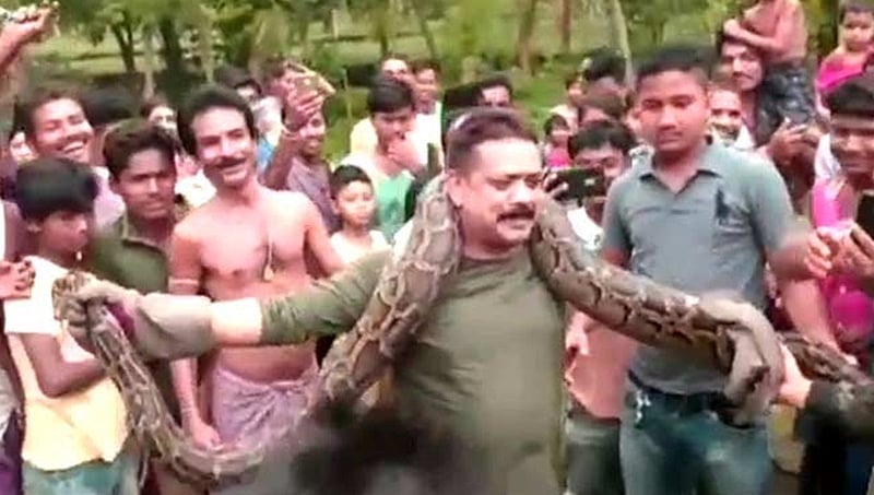 ಗ್ರಾಮಸ್ಥರ ಸೆಲ್ಫಿ ಹುಚ್ಚಿಗೆ ಹೆಬ್ಬಾವಿನೊಂದಿಗೆ ಜೀವದ ಜತೆಗೆ ಹೋರಾಡಿದ ಅರಣ್ಯಾಧಿಕಾರಿ!