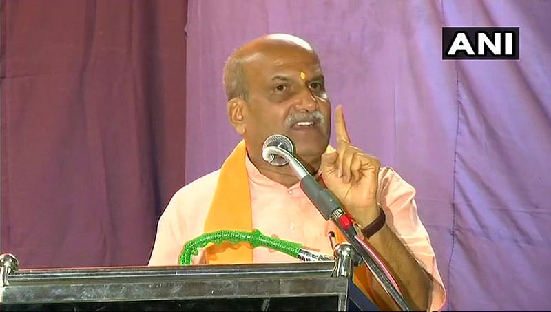 ಕರ್ನಾಟಕದಲ್ಲಿ ಯಾವುದಾದರು ನಾಯಿ ಸತ್ತರೂ ಪ್ರಧಾನಿ ಮೋದಿ ಜವಾಬ್ದಾರಿಯೇ?: ಪ್ರಮೋದ್ ಮುತಾಲಿಕ್