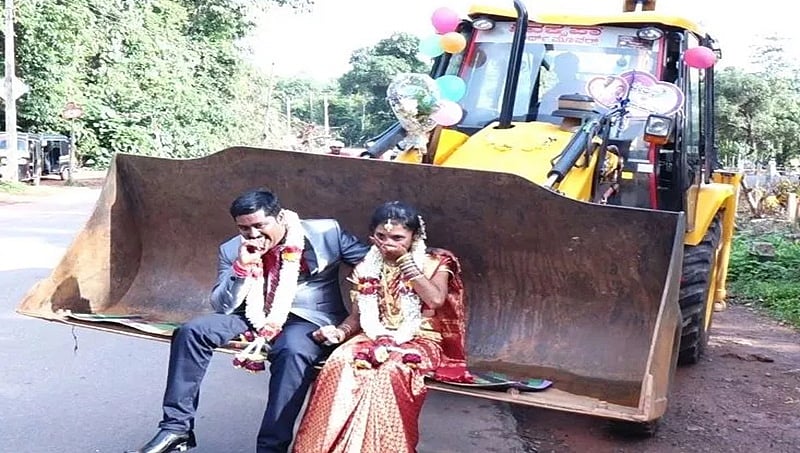 ಅಂದುಕೊಂಡಂತೆ ಜೆಸಿಬಿಯಲ್ಲಿ ನವಜೋಡಿಯ ಮದುವೆ ದಿಬ್ಬಣ, ಯಾಕೆ ಗೊತ್ತಾ?