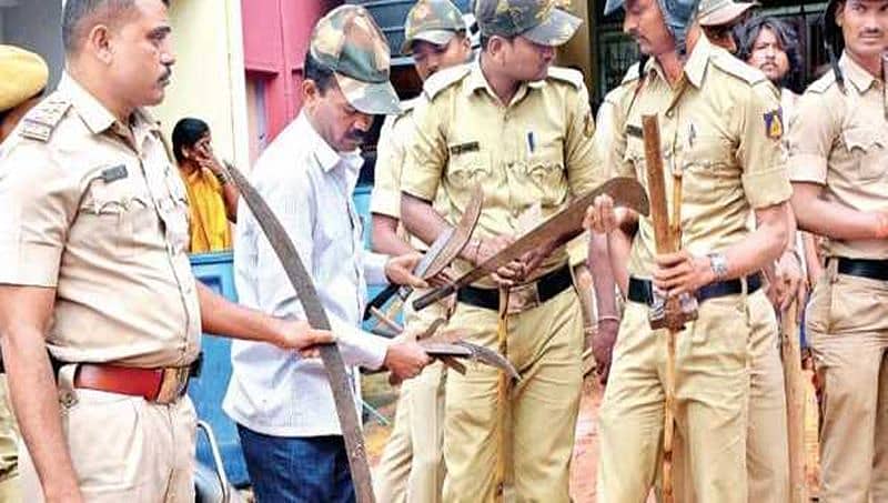 ಹುಬ್ಬಳ್ಳಿ: ಲಾಂಗು ಮಚ್ಚುಗಳೊಂದಿಗೆ ಹುಟ್ಟುಹಬ್ಬ ಆಚರಿಸಿಕೊಂಡ ರೌಡಿ ಮನೆ ಮೇಲೆ ಪೊಲೀಸರ ದಾಳಿ