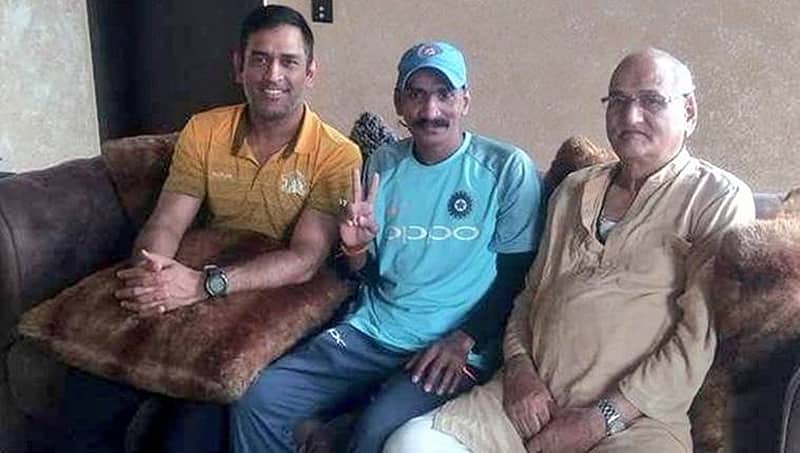 ಅಭಿಮಾನಿಯ ಕುಟುಂಬಕ್ಕೆ ಧೋನಿಯಿಂದ ಭೋಜನ ಸತ್ಕಾರ!