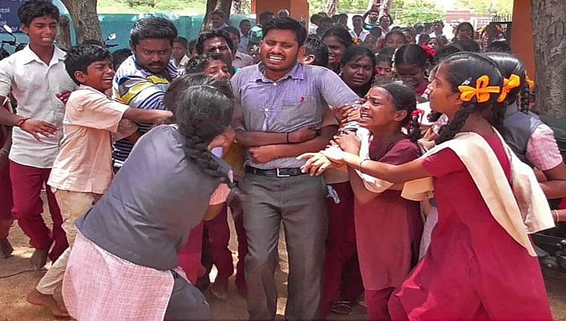 ಗುರು ಶಿಷ್ಯರ ಬಾಂಧವ್ಯ ಅಂದ್ರೆ ಇದೇ ಏನೋ! ವರ್ಗವಾಗಿದ್ದ ಶಿಕ್ಷಕನನ್ನು ಬಿಟ್ಟು ಹೋಗಬೇಡಿ ಎಂದು ಕಣ್ಣೀರಿಟ್ಟ ವಿದ್ಯಾರ್ಥಿಗಳು