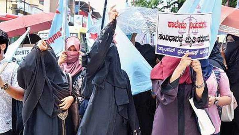 ಸ್ಕಾರ್ಫ್ ತೆಗೆಯುವಂತೆ ಸೂಚನೆ; ಶಿಕ್ಷಕರ ವಿರುದ್ಧ ಮಂಗಳೂರು ವಿದ್ಯಾರ್ಥಿಗಳು ಪ್ರತಿಭಟನೆ