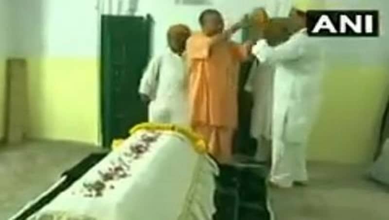 ಸಂತ ಕಬೀರ್ ಪವಿತ್ರ ಕ್ಷೇತ್ರದಲ್ಲಿ ಮುಸ್ಲಿಂ ಟೋಪಿ ಧರಿಸಲು ಯೋಗಿ ನಕಾರ