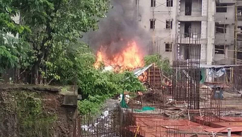 ಮುಂಬೈನ ಘಟ್ಕೋಪರ್ ಪ್ರದೇಶದಲ್ಲಿ ಲಘು ವಿಮಾನ ಪತನ, ಐವರ ಸಜೀವ ದಹನ