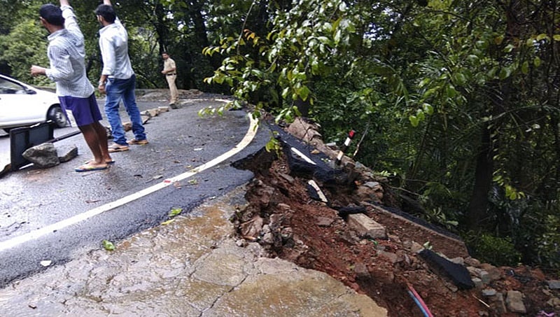 ಭಾರೀ ಮಳೆ: ಆಗುಂಬೆ ಘಾಟ್ ನಲ್ಲಿ ಭೂ ಕುಸಿತ, ಸಂಚಾರ ಅಸ್ತವ್ಯಸ್ಥ