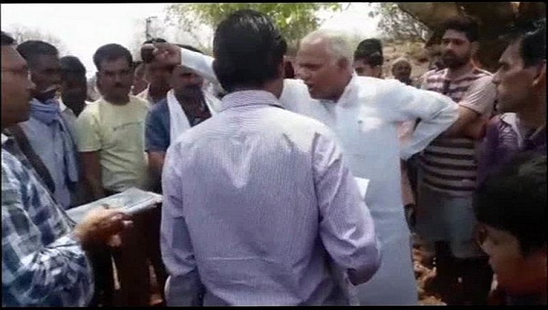 ವಿದ್ಯುತ್ ಬಿಲ್ ಬಾಕಿ ಕೇಳಿದ ಸರ್ಕಾರಿ ನೌಕರನಿಗೆ ಬಿಜೆಪಿ ಮುಖಂಡನಿಂದ ಥಳಿತ, ವೈರಲ್ ವೀಡಿಯೋ