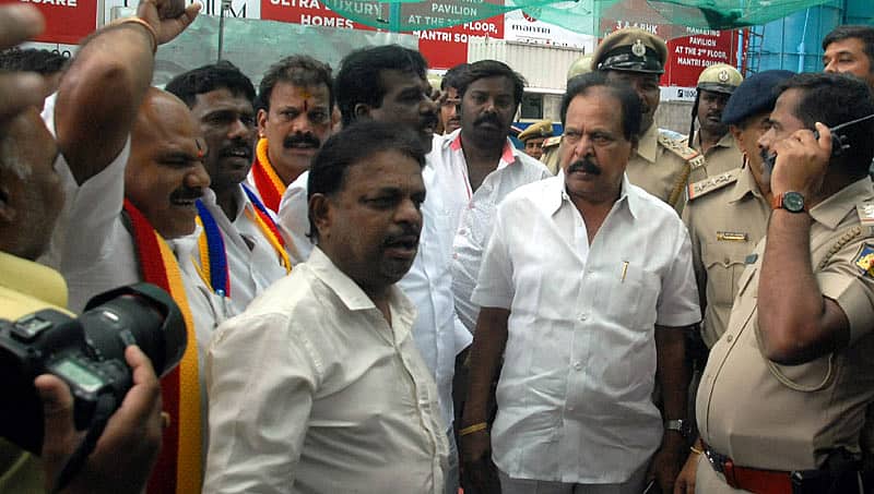 ರಜನಿಕಾಂತ್ 'ಕಾಳಾ'ಗೆ ಬಿಸಿ ಮುಟ್ಟಿಸಿದ ಕನ್ನಡಪರ ಹೋರಾಟಗಾರರ ಪ್ರತಿಭಟನೆ