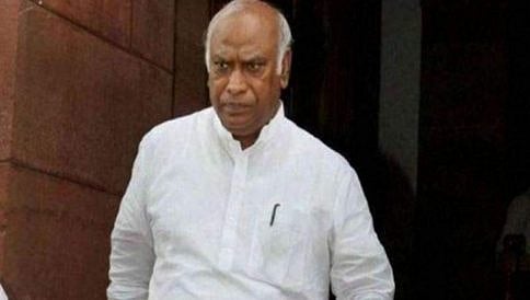 ಖಾತೆ ಹಂಚಿಕೆ ಸಂಬಂಧ ಅಸಮಾಧಾನ ಇರುವುದು ಸಹಜ: ಮಲ್ಲಿಕಾರ್ಜುನ ಖರ್ಗೆ