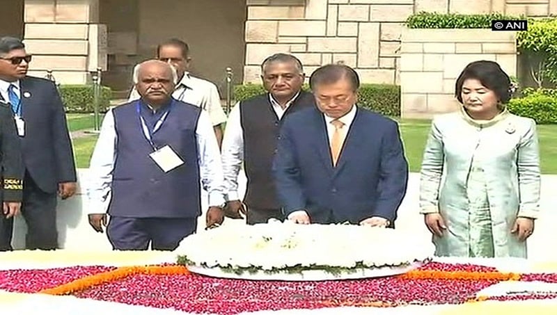 ದೆಹಲಿ: ರಾಜ್ ಘಾಟ್ ನಲ್ಲಿನ ಮಹಾತ್ಮಗಾಂಧಿ ಸಮಾಧಿಗೆ ಮೂನ್  ಜೇ-ಇನ್‌ ನಮನ