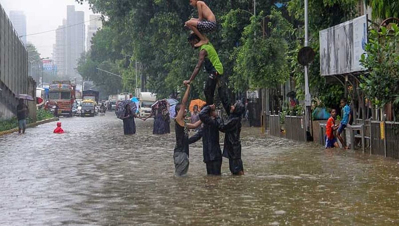 ಮುಂಬೈ ಮಹಾಮಳೆ: ಸ್ಥಳೀಯ ರೈಲು ಸಂಚಾರ ಸ್ಥಗಿತ, ಕೆಲಸಕ್ಕೆ ರಜೆ ಹಾಕಿದ ಡಬ್ಬಾವಾಲಾಗಳು