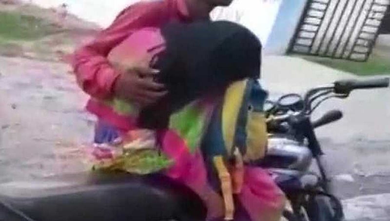 ಮಧ್ಯ ಪ್ರದೇಶ: ಶವ ಸಾಗಿಸುವ ವಾಹನ ಸಿಗದೆ ದ್ವಿಚಕ್ರ ವಾಹನದಲ್ಲೇ ತಾಯಿಯ ಶವ ಸಾಗಿಸಿದ ಪುತ್ರ!