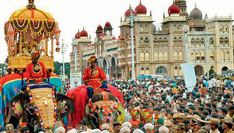 ಪ್ರವಾಸೋಧ್ಯಮ ಕೇಂದ್ರಿತ ದಸರಾ ಆಚರಣೆಗೆ ಒತ್ತು ನೀಡಿ: ಅಧಿಕಾರಿಗಳಿಗೆ ಸಿಎಂ ಎಚ್ ಡಿಕೆ ಸೂಚನೆ