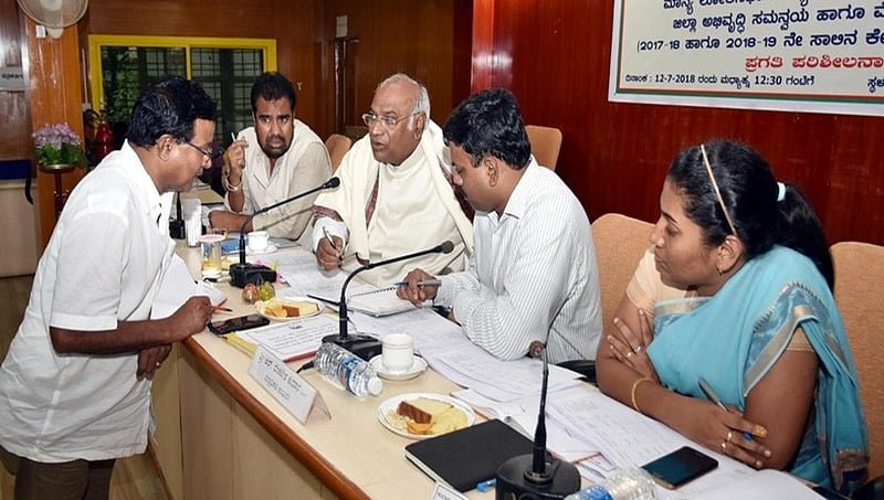 ವಿಳಂಬಗತಿಯಲ್ಲಿ ಕಲುಬುರಗಿ ರೈಲ್ವೆ ಯೋಜನೆ, ನಿಗದಿತ ಅವಧಿಯಲ್ಲಿ ಪೂರ್ಣಗೊಳಿಸುವಂತೆ ಖರ್ಗೆ ಸೂಚನೆ