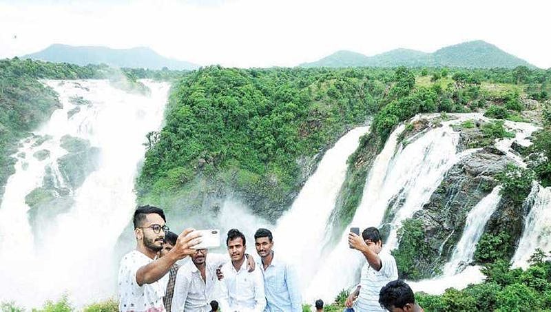 8 ವರ್ಷದ ನಂತರ ಮೈದುಂಬಿ ಹರಿಯುತ್ತಿದೆ ಪ್ರವಾಸಿಗರ ಹಾಟ್ ಫೇವರಿಟ್  'ಶಿವನಸಮುದ್ರ'