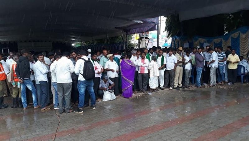 ಸಿಎಂ ಕುಮಾರಸ್ವಾಮಿಗಾಗಿ 7 ಗಂಟೆ ಕಾದ ಜನ. 10 ನಿಮಿಷದಲ್ಲಿ ಜನತಾ ದರ್ಶನ ಮುಕ್ತಾಯ