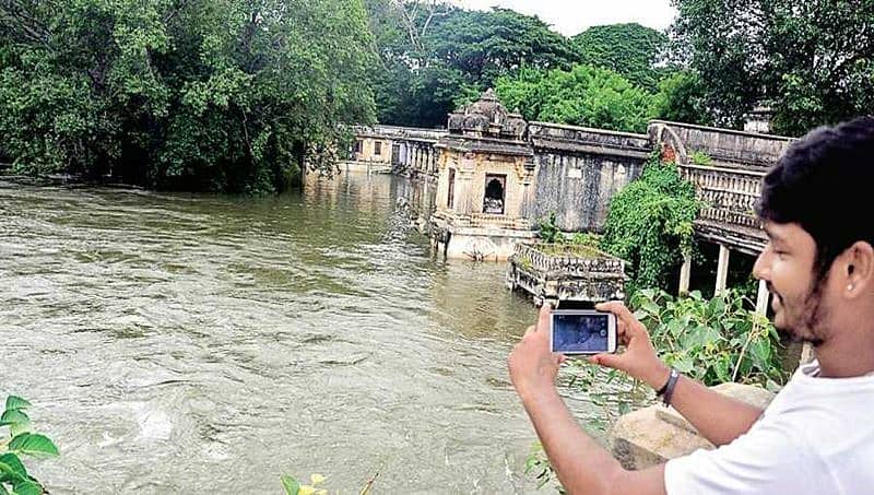 ಕೆಆರ್ ಎಸ್ ನಲ್ಲಿ ಹೆಚ್ಚಿದ ಹೊರ ಹರಿವು: ಶ್ರೀರಂಗಪಟ್ಟಣದ ದೇವಾಲಯಗಳು ಜಲಾವೃತ!