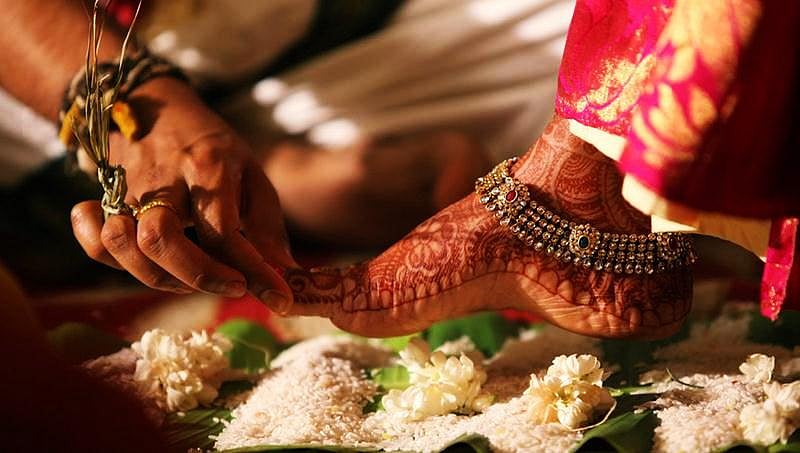 ಸಪ್ತಪದಿ: ಪತಿ-ಪತ್ನಿ ಜೊತೆಯಾಗಿಡುವ ಆ ಏಳು ಹೆಜ್ಜೆಗಳ ಅರ್ಥವೇನು ಗೊತ್ತಾ?