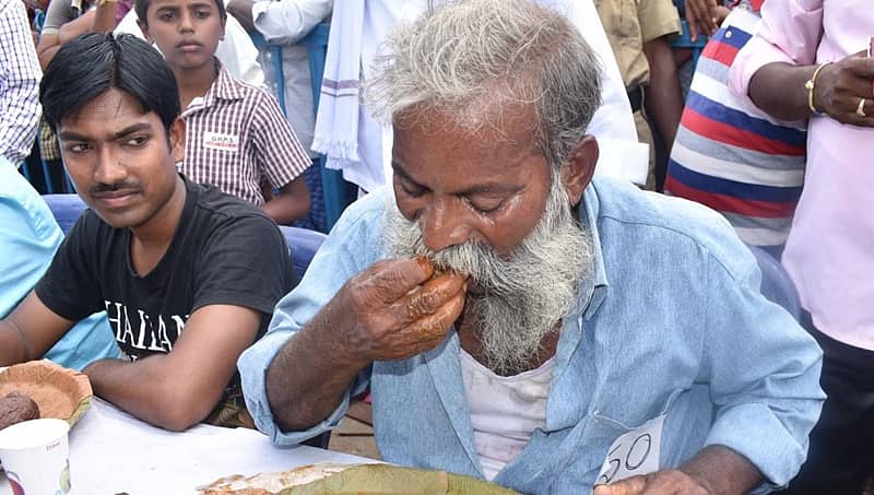 ರಾಗಿ ಮುದ್ದೆ, ನಾಟಿ ಕೋಳಿ ಸಾರು ಸ್ಪರ್ಧೆ: 3 ಕೆಜಿ ಮುದ್ದೆ ತಿಂದು 'ಮೀಸೆ' ತಿರುವಿದ ಈರೇಗೌಡ