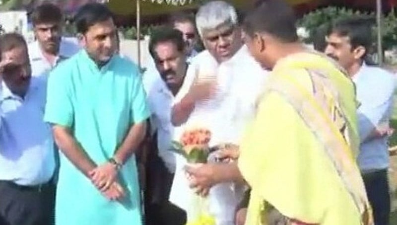 ವಾಸ್ತುಪ್ರಕಾರ ಗುದ್ದಲಿ ಪೂಜೆ ಮಾಡದ ಅರ್ಚಕರಿಗೆ ರೇವಣ್ಣ ಪೂಜೆ!
