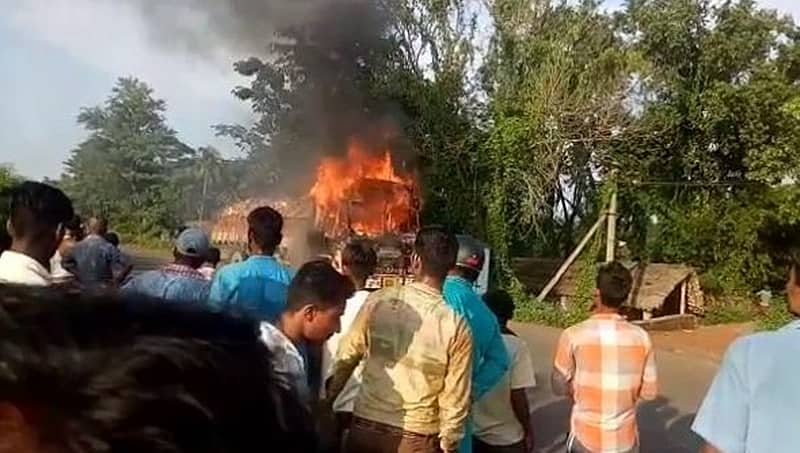 ಐವರು ಶಾಲಾ ಮಕ್ಕಳ ಮೇಲೆ ಹರಿದ ಟ್ರಕ್, ಟ್ರಕ್ಗೆ ಬೆಂಕಿ ಇಟ್ಟ ಗ್ರಾಮಸ್ಥರು!