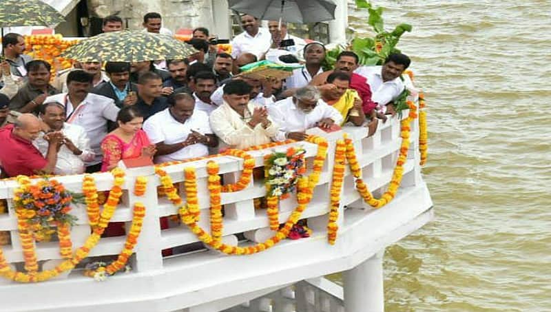 ಕೆಆರ್ಎಸ್, ಕಬಿನಿಗೆ ಮುಖ್ಯಮಂತ್ರಿ ಕುಮಾರಸ್ವಾಮಿ ದಂಪತಿಗಳಿಂದ ಬಾಗಿನ