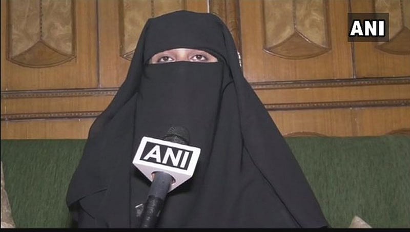ತ್ರಿವಳಿ ತಲಾಖ್ ಸಂತ್ರಸ್ತೆ ಮೇಲೆ ಕಲ್ಲು ತೂರಿ, ತಲೆ ಬೋಳಿಸಿದರೆ ನಗದು ಬಹುಮಾನ!