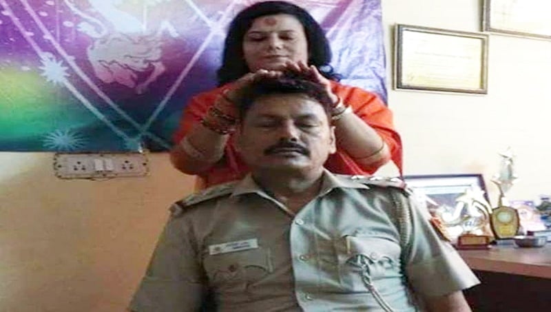 ಕರ್ತವ್ಯನಿರತ ದೆಹಲಿ ಪೊಲೀಸ್ ಅಧಿಕಾರಿಯ ಈ ಫೋಟೋ ವೈರಲ್, ವರ್ಗಾವಣೆ!