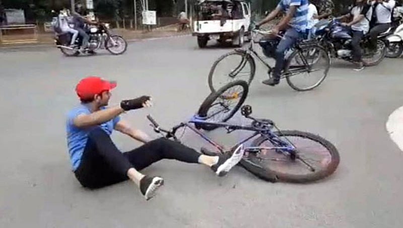ಪ್ರಧಾನಿ ಮೋದಿ, ಬಿಜೆಪಿ ವಿರುದ್ಧ ಸೈಕಲ್ ಯಾತ್ರೆ ವೇಳೆ ಆಯಾತಪ್ಪಿ ಬಿದ್ದ ತೇಜ್ ಪ್ರತಾಪ್