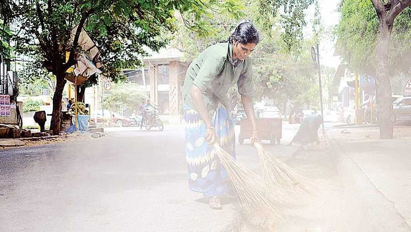 ಆರೋಗ್ಯ ಇಲ್ಲದಿದ್ದರೂ, ಸಂಬಳ ಬರದಿದ್ದರೂ ಕೆಲಸ ಮಾಡಲೇಬೇಕು; ಇದು ಪೌರಕಾರ್ಮಿಕರ ಬದುಕು-ಬವಣೆ