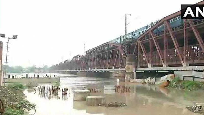 ಉತ್ತರ ಭಾರತದಲ್ಲಿ ಭಾರೀ ಮಳೆ: ಅಪಾಯ ಮಟ್ಟ ಮೀರಿ ಹರಿಯುತ್ತಿದೆ ಯಮುನಾ ನದಿ, ಜನರ ಸ್ಥಳಾಂತರ
