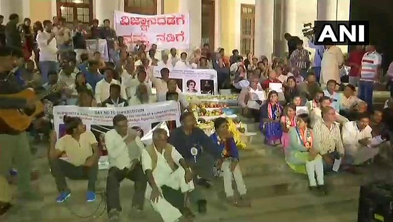 ಚಂದ್ರಗ್ರಹಣ; ಮೌಢ್ಯ ವಿರೋಧಿಸಿ ವಿನೂತನ ಪ್ರತಿಭಟನೆ ನಡೆಸಿದ ಪ್ರಗತಿಪರರು