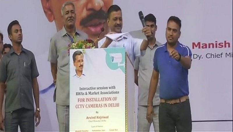 ಸಿಸಿಟಿವಿ ಕುರಿತ ಲೆಫ್ಟಿನೆಂಟ್ ಗವರ್ನರ್ ವರದಿ ಹರಿದು ಹಾಕಿದ ಕೇಜ್ರಿವಾಲ್