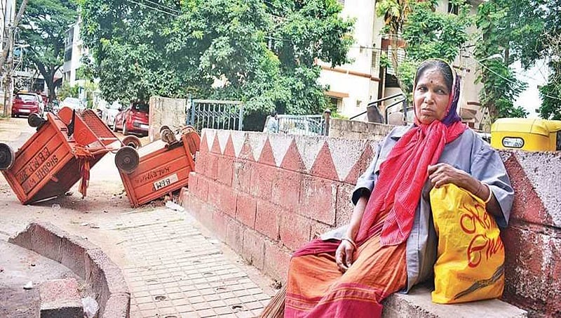 ಕಳೆದ 6 ತಿಂಗಳಿನಿಂದ ನನಗೆ ಸಂಬಳ ಸಿಕ್ಕಿಲ್ಲ, ಹೇಗೆ ಜೀವನ ನಡೆಸಲಿ?; ಕೊಂಡಮ್ಮಳ ಪ್ರಶ್ನೆ
