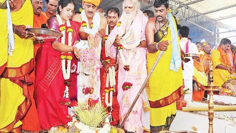 ವಿಧಾನ ಸಭೆಯಲ್ಲಿ ಎಚ್ ಡಿಕೆ ಬಜೆಟ್ ಮಂಡನೆ: ಸದನಕ್ಕೆ ಗೈರಾಗಿ ಮಠದಲ್ಲಿ ಡಿಕೆಶಿ, ಹೋಮ-ಹವನ ನಡೆಸಿದ್ದು ಏಕೆ?