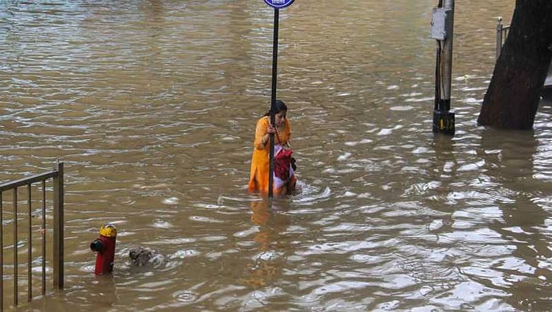 ಮುಂಬೈಯಲ್ಲಿ ಭಾರೀ ಮಳೆ : ಶಾಲಾ, ಕಾಲೇಜುಗಳಿಗೆ ರಜೆ , ರೈಲ್ವೆ ಸಂಚಾರ ವ್ಯತ್ಯಯ