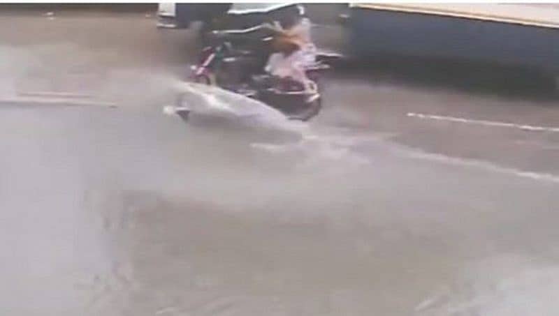 ಮುಂಬೈ: ಮಹಾಮಳೆಗೆ ಮಹಿಳೆ ಬಲಿ; ಬೈಕ್ ನಿಂದ ಬಿದ್ದು ಬಸ್ಸಿನ ಚಕ್ರದಡಿ ಸಿಲುಕಿ ಸಾವು