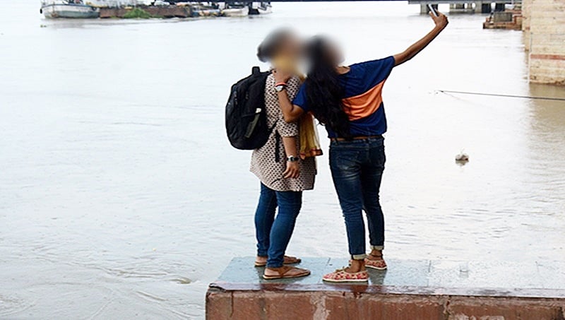 ಸೆಲ್ಫಿ ಹುಚ್ಚು: ಸೆಲ್ಫಿ ತೆಗೆಯುವಾಗ ಕಾಲು ಜಾರಿ ನದಿಗೆ ಬಿದ್ದು ನರ್ಸಿಂಗ್ ವಿದ್ಯಾರ್ಥಿನಿಯರ ಸಾವು!
