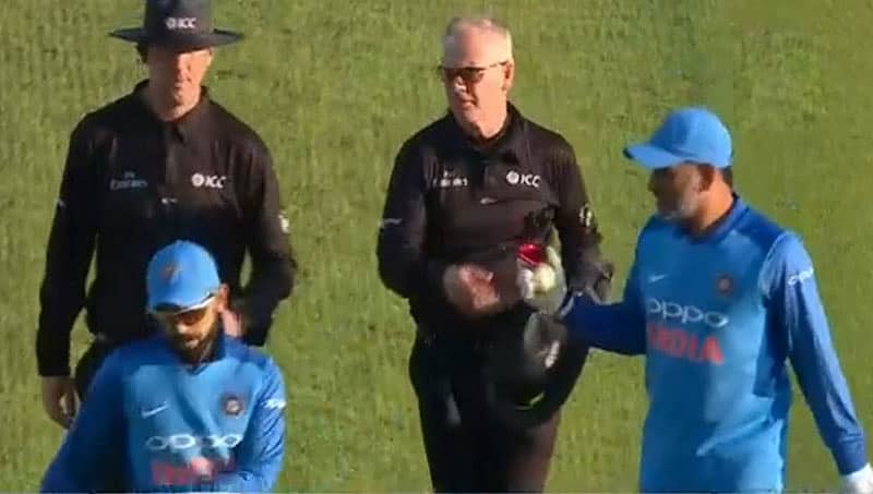 ಅಂಪೈರ್ ಕೈಯಿಂದ ಬಾಲ್ ತೆಗೆದುಕೊಂಡಿದ್ದೇಕೆ? ಎಂಎಸ್ ಧೋನಿ ಹೇಳಿದ್ದೇನು?