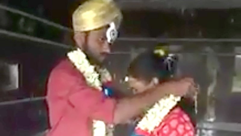 ತುಮಕೂರು: ಫೇಸ್ ಬುಕ್ ಲೈವ್ ನಲ್ಲಿ ಮದುವೆಯಾದ ಪ್ರೇಮಿಗಳು!