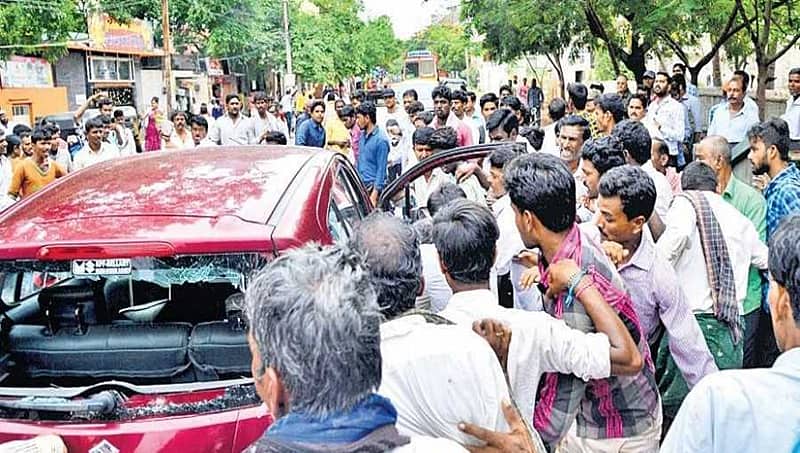 ಯುವಕನ ಮೇಲೆ ಕಾರು ಓಡಿಸಿದ ಕೆಎಎಸ್ ಅಧಿಕಾರಿ ಮೇಲೆ ಹಲ್ಲೆ, ಕಾರು ಜಖಂ
