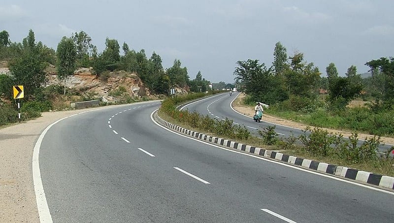 ಮೈಸೂರು-ಬೆಂಗಳೂರು ರಸ್ತೆಯಲ್ಲಿ ಚಿಂತಾಜನಕ ಸ್ಥಿತಿಯಲ್ಲಿ ನಾಲ್ವರ ಪತ್ತೆ, ಆಸ್ಪತ್ರೆಗೆ ದಾಖಲು