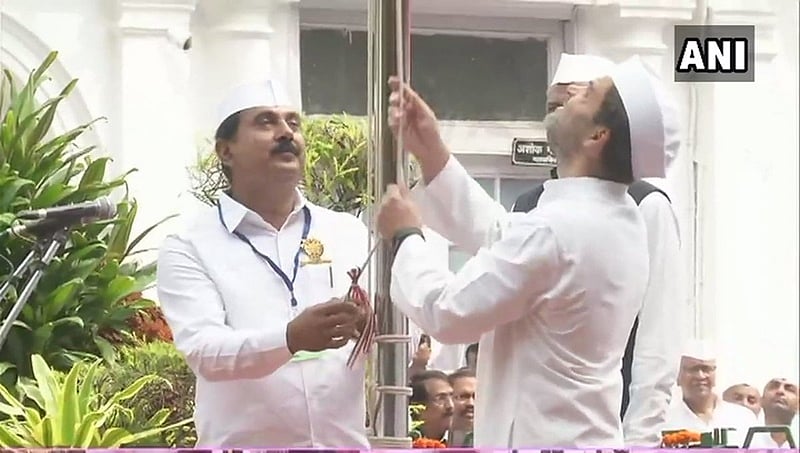 72 ನೇ ಸ್ವಾತಂತ್ರ್ಯ ದಿನಾಚರಣೆ: ದೇಶದ ಹಲವೆಡೆ ವಿವಿಧ ಮುಖಂಡರುಗಳಿಂದ ರಾಷ್ಟ್ರಧ್ವಜ ಅನಾವರಣ