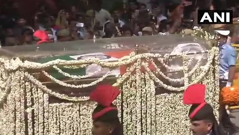 ಪುಷ್ಪಾಲಂಕೃತ ವಾಹನದಲ್ಲಿ ಸಾಗಿದ 'ಅಟಲ್ ಜೀ' ಪಾರ್ಥಿವ ಶರೀರದ ಅಂತಿಮ ಯಾತ್ರೆ!