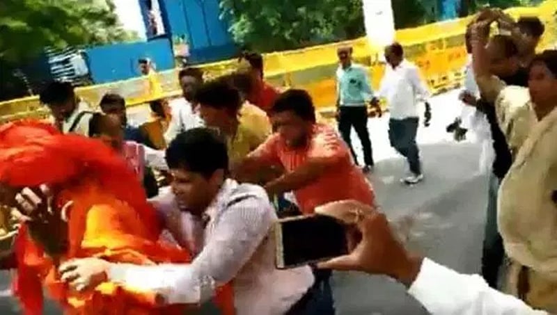 ಎಬಿ ವಾಜಪೇಯಿ ನಿಧನ: ಅಂತಿಮ ದರ್ಶನ ಪಡೆಯಲು ಬಂದಿದ್ದ ಅಗ್ನಿವೇಶ್ ಮೇಲೆ ಹಲ್ಲೆ!