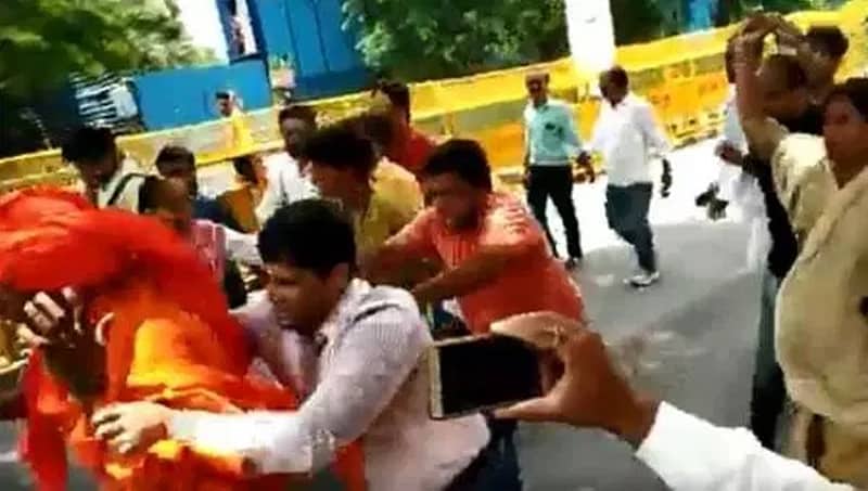 ಎಬಿ ವಾಜಪೇಯಿ ನಿಧನ: ಅಂತಿಮ ದರ್ಶನ ಪಡೆಯಲು ಬಂದಿದ್ದ ಅಗ್ನಿವೇಶ್ ಮೇಲೆ ಹಲ್ಲೆ!