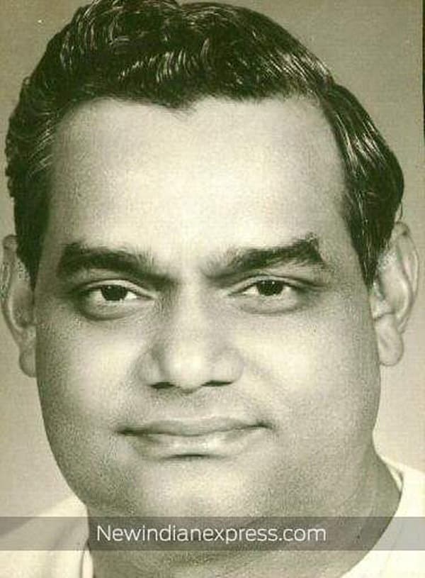 ಅಟಲ್ ಜೀಯವರು ತಮ್ಮ ಕಾಲೇಜಿಗೆ ಹೋಗುತ್ತಿದ್ದುದು ತಂದೆಯವರ ಜೊತೆ. ಕಾನ್ಪುರದ ಡಾವ್ ಕಾಲೇಜಿಗೆ ತಂದೆಯ ಜೊತೆ ಹೋಗುತ್ತಿದ್ದರು. ಅವರ ತಂದೆಗೆ ಸಹ ಓದಿನಲ್ಲಿ ಆಸಕ್ತಿ ಇದ್ದುದರಿಂದ ಮಗನ ಜೊತೆ ಕಾಲೇಜಿಗೆ ಅಧ್ಯಯನ ನಡೆಸಲು ಹೋಗುತ್ತಿದ್ದರಂತೆ. ತಂದೆ ಮಗ ಇಬ್ಬರೂ ಒಂದೇ ತರಗತಿಯಲ್ಲಿ ಮತ್ತು ಒಂದೇ ಹಾಸ್ಟೆಲ್ ನಲ್ಲಿ ಉಳಿದ